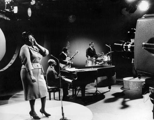 1963. Without caption. Note DARK SONG Ella Fitzgerald and Oscar Peterson s trio entertain First broadcast 1963-09-21 Concentration persons: ELLA FITZGERALD sites: USA*; SWEDEN Sweden sp_sw x5600x *** 1963 Without caption Note DARK SONG Ella Fitzgerald and Oscar Peterson s trio entertain First broadcast 1963 09 21 Concentration persons ELLA FITZGERALD sites USA SWEDEN Sweden sp sw x5600x  Copyright: xULFxSTRAHLExUSx ELLA FITZGERALD