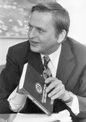 STOCKHOLM 19731104. Olof Palme med Peter Bratts bok IB och hotet mot var säkerhet . Informationsbyran (IB) var en svensk underrättelseorganisation inom försvaret som bland annat hade till syfte att samla information om kommunister och andra personer som kunde vara säkerhetsrisker. Avslöjandet av IB:s verksamhet kom att kallas IB-affären Stockholm Sverige x37x *** STOCKHOLM 19731104 Olof Palme with Peter Bratts book IB och hotet mot var säkerhet Informationsbyran IB was a Swedish intelligence organization within the armed forces whose purpose included gathering information about communists and other people who could be security risks The revelation of the IBs activities came to be called the IB affair Stockholm Sweden x37x  Copyright: xAKExMALMSTRÖM DN TTx OLOF PALME
