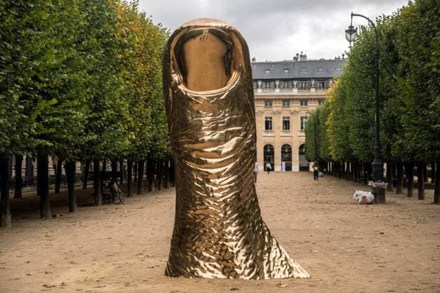 Bilder des Jahres 2024, News 10 Oktober News Themen der Woche KW42 News Bilder des Tages The Paris Art Basel 2024 Free Public Program Domaine National du Palais Royal : Pouce de César. For the 2024 edition of Art Basel Paris, a Hors les murs public program, free and open to all, took over Paris, the French capital. Paris, France on October 17, 2024. Photo by Prezat Denis ABACAPRESS.COM Paris France  Copyright: xPrezatxDenis ABACAx