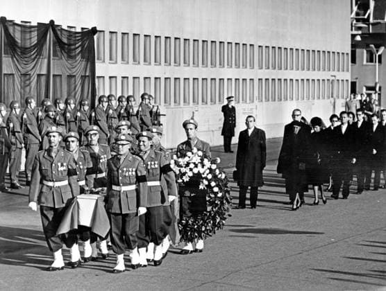 STOCKHOLM 1961 09 28 Dag Hammarskjöld s homecoming UN soldiers carry the coffin with Dag Hammarskjöld s remains at the return home to Bromma airfield in Stockholm 1961 09 28 The closest mourners follow behind, with Bo Hammarskjöld in the  Copyright: xRxPetterson SVTx HAMMARSKÃLD S HOMECOMING DAY