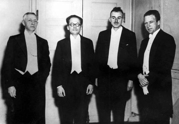 STOCKHOLM 1933. Orig. caption... THE NOBEL PARTY. Four Nobel laureates, f.v. Ivan Bunin, Prof. Schrödinger, Dirac and Heisenberg. E. Schrödinger and P.A.M. Dirac: Nobel Prize in Physics 1933. I. Bunin: Nobel Prize in Literature 1933. W. Heisenberg: Nobel Prize in Physics 1932. persons: Werner Karl Heisenberg ;Ivan A Bunin ;Erwin Schrödinger ;Paul Adrien Maurice Dirac sites: STOCKHOLM ;GREAT BRITAIN* ;SOVIET UNION * SWEDEN Stockholm Sweden sp_sw x5600x *** STOCKHOLM 1933 Orig caption THE NOBEL PARTY Four Nobel laureates, f v Ivan Bunin, Prof Schrödinger, Dirac and Heisenberg E Schrödinger and P A M Dirac Nobel Prize in Physics 1933 I Bunin Nobel Prize in Literature 1933 W Heisenberg Nobel Prize in Physics 1932 persons Werner Karl Heisenb  Copyright: xXxXxXx NOBEL PRIZE WINNER