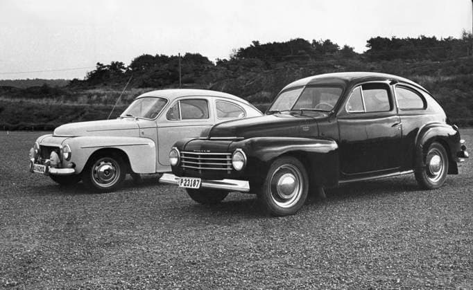 1965-10-17 Volvo PV 544 Sport 1966 (1965) Ytligt sett samma bil, PV 444 A fran 1947 och PV 544 Sport 1966, men i detaljer tusentals förbättringar. Främst märker man här vindrutan, fronten, hjul och däck, stralkastare, sidorutor, blinkers (det var utfällbara pilar pa A-modellen). Men nu gar 544:an inte att modernisera längre. I kombivagnsutförande, Duett, ska den leva kvar säkert manga ar till. Sverige x192x *** 1965 10 17 Volvo PV 544 Sport 1966 1965 Superficially the same car, PV 444 A from 1947 and PV 544 Sport 1966, but in detail thousands of improvements Mainly noticeable here the windshield, front, wheels and tires, headlights, side windows, turn signals it was fold-out arrows on the A model But now the 544 is not to  Copyright: xLennartxÖjesten Expressen TTx VOLVO-BILAR