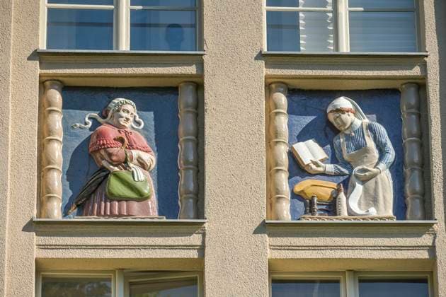 Hebammen, Relief an Altbau, ehemalige Frauen- und Kinderklinik, heute Wohnpark St. Marien, Mariendorfer Weg, Neukölln, Berlin, Deutschland *** Midwives, relief on old building, former womens and childrens clinic, today Wohnpark St Marien, Mariendorfer Weg, Neukölln, Berlin, Germany