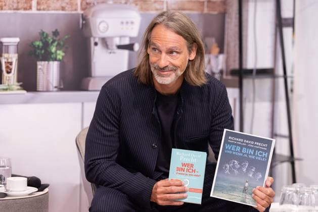 Entertainment Themen der Woche KW42 Entertainment Bilder des Tages Buchmesse Frankfurt 2024 Der Philosoph und Autor Richard David Precht während der Veranstaltung Die 30-Minuten-WG, einer Büchertalk-Reihe von STERN und Penguin Random House auf der Frankfurter Buchmesse. Er präsentiert seine Bücher. Buchmesse Frankfurt 2024., Frankfurt am Main Hessen Deutschland Messegelände *** Book Fair Frankfurt 2024 The philosopher and author Richard David Precht during the event Die 30 Minuten WG, a book talk series by STERN and Penguin Random House at the Frankfurt Book Fair He presents his books Book Fair Frankfurt 2024 , Frankfurt am Main Hessen Germany Exhibition Grounds