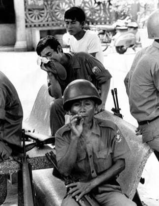 Phnom Penh 1975 04 15 A soldier smoking and a crying soldier in the background CAMBODIA ttexport x53x  Copyright: xSven-ErikxSjöberg DN TTx CAMBODIA 1975