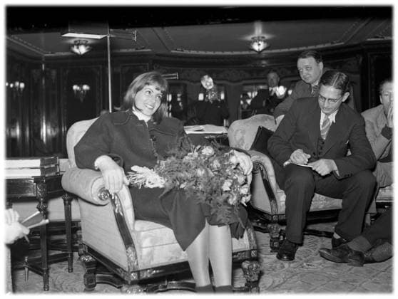 Greta Garbo pa besök i Göteborg 1937. En leende Garbo med blomsterbukett pa presskonferensen. *** Local Caption *** GT KAMERAREPORTAGE x2524x *** Greta Garbo on a visit to Gothenburg 1937 A smiling Garbo with a bouquet of flowers at the press conference Local Caption GT CAMERA REPORT x2524x  Copyright: xKamerareportage TTx Greta Garbo