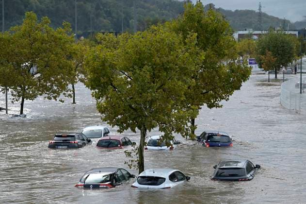 Bilder des Jahres 2024, News 10 Oktober News Themen der Woche KW42 News Bilder des Tages Frankreich, Hochwasser in Givors Floods in Givors on October 17, 2024 PHOTOPQR LE PROGRES Maxime JEGAT Givors 17 10 2024 Floods in Givors on October 17, 2024 The Givors 2 Vallées shopping center flooded by the Gier river in Givors Oct 17th 2024 Heavy floods in France, Givors, near Lyon Givors Rhône Alpes France  Copyright: xPHOTOPQR LExPROGRES MAXPPPxMaximexJEGATx 20241017LPL0871 20241017LPL0871