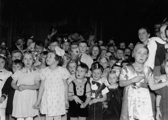 Stockholm 1938-01-09 Stockholmspolisens sangkörs barn- och familjefest, Grands festvaning Stockholm Sverige x12014x *** Stockholm 1938 01 09 Stockholm Police Childrens Choir and Family Party, Grands party habit Stockholm Sweden x12014x  Copyright: xSvD TTx STOCKHOLMSPOLISENS BARNFEST
