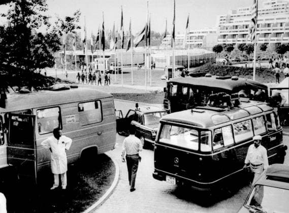 München 1972-09-05 Överallt i den olympiska byn stod ambulanser, militär och poliser i högsta beredskap. OS-byn liknade mest en krigszon efter terrorattentatet mot de israeliska idrottarna München Tyskland CLJ x12014x *** Munich 1972 09 05 Everywhere in the Olympic Village, ambulances, military and police were on high alert The Olympic Village resembled a war zone after the terrorist attack on the Israeli athletes Munich Germany CLJ x12014x  Copyright: xJanxBjörsell SvD TTx OS MÜNCHEN 1972 TERRORDAD