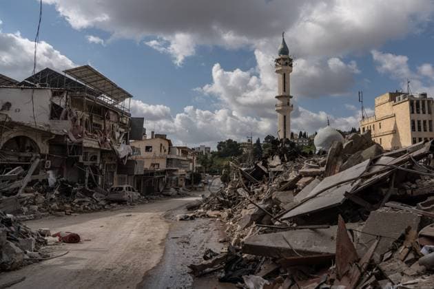 News Themen der Woche KW42 News Bilder des Tages October 17, 2024, Nabatieh, Lebanon: An Israeli airstrike destroyed an entire city block on Wednesday in the city of Nabatieh, Lebanon, killing at least five people, including the Mayor. Nabatieh Lebanon - ZUMAw401 20241017_znp_w401_004 Copyright: xTimothyxWolferx