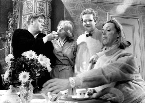 Mumintrollet , tv-programm Sverige. Tove Jansson, författare Finland blir matad av Nils Brant, skadespelare Finland. Tillsammans med Lars Pöysti Lasse , som Muminpappan och Birgitta Ulfsson, som Muminmamman. Rollbilder. 1969-05-30 (c) KNOPP PETER Aftonbladet IBL * * * EXPRESSEN OUT * * * AFTONBLADET 4416 Stockholm Sverige sp_sw x2512x *** Moomintroll , TV program Sweden Tove Jansson, author Finland is fed by Nils Brant, actor Finland Together with Lars Pöysti Lasse , as Moominpappa and Birgitta Ulfsson, as Moominmamma Role pictures 1969 05 30 c KNOPP PETER Aftonbladet IBL EXPRESSEN OUT AFTONBLADET 4416 Stockholm Sweden sp sw x2512x  Copyright: xKNOPPxPETER Aftonbladet TTx Mumintrollet