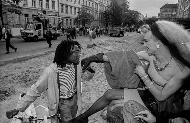Demo Homosexuelle Deutschland, Berlin, 07.06.1991, Lesben - und Schwulendemo, ein Handkuß..., Â *** Demo Homosexuelle Deutschland, Berlin, 07 06 1991, Lesbian and gay demo, a kiss on the hand , Â