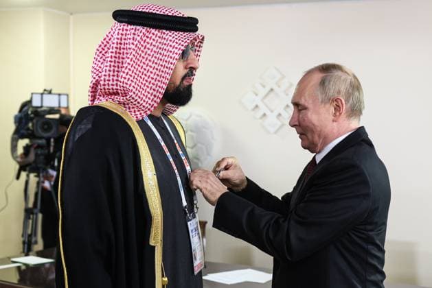News Themen der Woche KW42 News Bilder des Tages Russland, Wladimir Putin trifft ACF PrÃ¤sident Sheikh Sultan Bin Khalifa Al Nehyan in UFA RUSSIA, UFA - OCTOBER 17, 2024: Russia s President Vladimir Putin (R) awards Asian Chess Federation (ACF) President Sheikh Sultan Bin Khalifa Al Nehyan the Order of Friendship during a meeting on the sidelines of the Russia â€“ Country of Sports International Sports Forum. Mikhail Metzel Russian Presidential Press and Information Office TASS  75081156