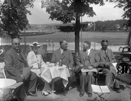 Göteborg troligen 1937 - Konselj pa Särö - av ministrarna känns Per-Edwin Sköld igen (tvaa fran höger). Alla väntar pa kung Gustaf V. Vi ser f.ö. tennsibanan där framme *** Local Caption *** Lada TC01 Royal - early days THURE CHRISTIANSSON SÄRÖ SVERIGE x2524x *** Gothenburg probably 1937 Conselj on Särö of the ministers recognized Per Edwin Shield again two from the right Everyone is waiting for King Gustaf V We see f ö tennsibanan in front Local Caption Lada TC01 Royal early days THURE CHRISTIANSSON SÄRÖ SWEDEN x2524x  Copyright: xKamerareportage TTx KUNG GUSTAF V KONSELJ SÄRÖ