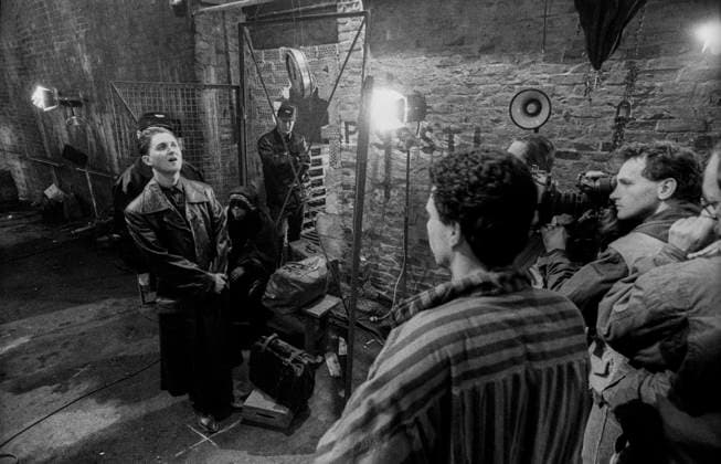 Filmdreh Pfefferberg Deutschland, Berlin, 18.10.1991, Dreharbeiten zum Film Der Besucher, im Keller der ehemaligen Brauerei auf dem Pfefferberg, Kleindarsteller (KD), Komparsen, Regie: Dvor Zahavi (Israel, Mitte), Kamera: Matthias Zschiedel (re,), Hauptdarsteller: AndrÃ *** Film shooting Pfefferberg Germany, Berlin, 18 10 1991, shooting for the movie The Visitor, in the cellar of the former brewery on the Pfefferberg, small actors KD , extras, director Dvor Zahavi Israel, center , camera Matthias Zschiedel re, , main actor AndrÃ