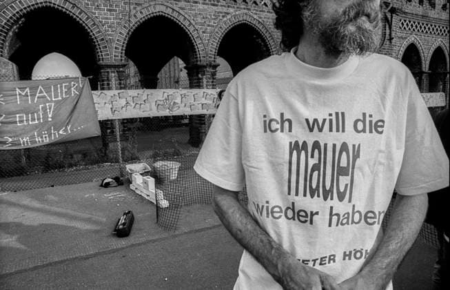 Wiederaufbau der Mauer, Deutschland, Berlin, 13.08.1991, Komitee für den Wiederaufbau der Mauer, errichtet symbolisch ein Stück Mauer auf der Oberbaumbrücke, es wird gemauert..., Â *** Reconstruction of the Wall, Germany, Berlin, 13 08 1991, Committee for the Reconstruction of the Wall, symbolically erects a piece of the Wall on the Oberbaum Bridge, bricks are being laid , Â