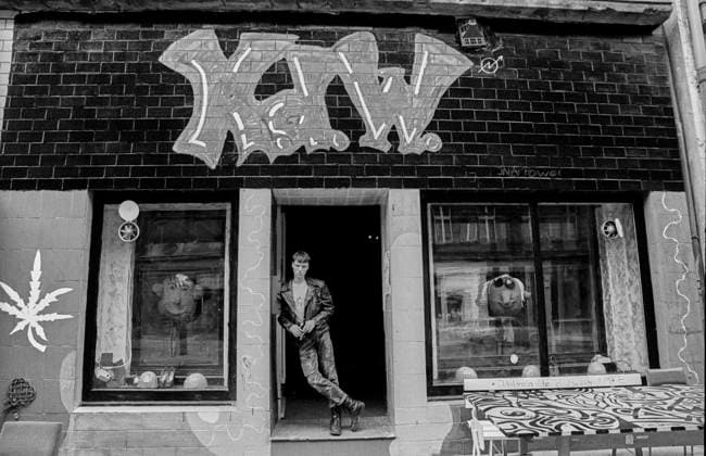 Szenekneipe Deutschland, Berlin, 11.08.1991, Punk vor der Punkkneipe KDW, in der Alten Schönhauser Allee, Â *** Scene pub Germany, Berlin, 11 08 1991, Punk in front of the punk pub KDW, in the Alte Schönhauser Allee, Â
