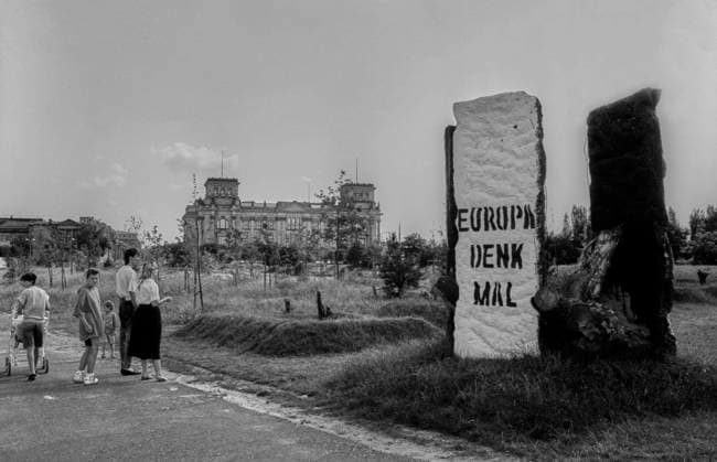 Parlament der Bäume Deutschland, Berlin, 26.07.1991, Parlament der Bäume am Spreebogen gegenüber dem Reichstag, vom Aktionskünstler Ben Wagin, Mauerreste, Reichstagsgebäude, Europa Denk Mal, Â *** Parliament of Trees Germany, Berlin, 26 07 1991, Parliament of Trees at the Spreebogen opposite the Reichstag, by action artist Ben Wagin, remains of the Wall, Reichstag building, Europa Denk Mal, Â