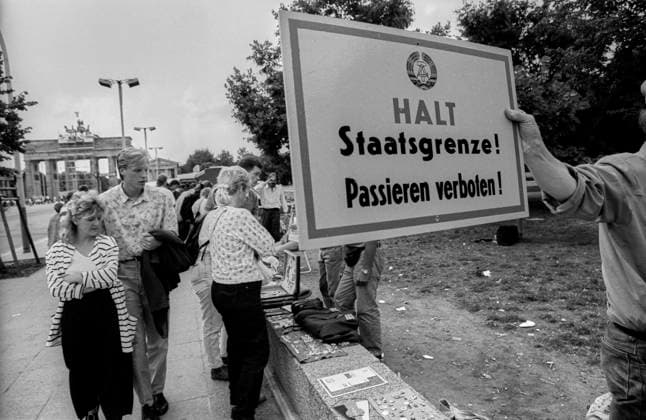 Pariser Platz Deutschland, Berlin, 26.07.1991, Grenzschild, Halt Staatsgrenze - Passieren verboten, Händler am Brandenburger Torr, Â *** Pariser Platz Germany, Berlin, 26 07 1991, Border sign, Halt Staatsgrenze Passieren verboten, Merchant at Brandenburg Gate, Â