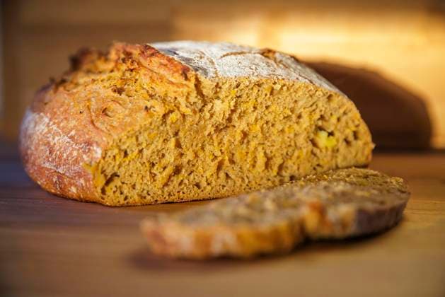 Symbolfoto: Frisch gebackenes Brot. Kartoffelbrot. Berlin, 17.10.2024. Berlin Deutschland *** Symbol photo Freshly baked bread Potato bread Berlin, 17 10 2024 Berlin Germany Copyright: xThomasxTrutschelx