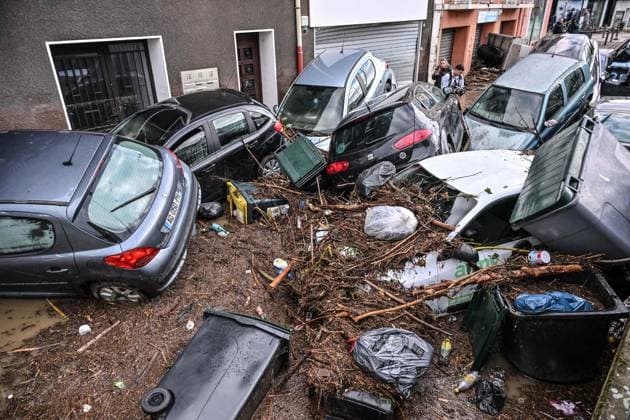Bilder des Jahres 2024, News 10 Oktober News Themen der Woche KW42 Aftermath Massive Floodings Rive De Gier Aftermath of massive floodings in Rive de Gier near Lyon, France on October 18, 2024. Sirens sounded for long minutes in Rive-de-Gier (Loire) on Thursday October 17. The town is on alert, having been completely destroyed by flooding. In one street, dozens of car wrecks were swept away by the force of the current. It rained for 36 hours without interruption. As a result, the River Gier overflowed its banks and rushed through all the arteries of the town center. We re already talking about a 100-year flood. Photo by Julien Reynaud APS-Medias ABACAPRESS.COM Rive de Gier France  Copyright: xReynaudxJulien APS-Medias ABACAx