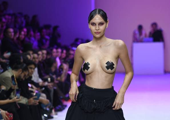 October 17, 2024, Mexico City, Mexico City, Mxico: Models wear designs by the Mexicans HUA during the Fashion Week Mexico catwalks. Mexico City Mxico - ZUMAn296 20241017_zip_n296_013 Copyright: xJorgexNunezx