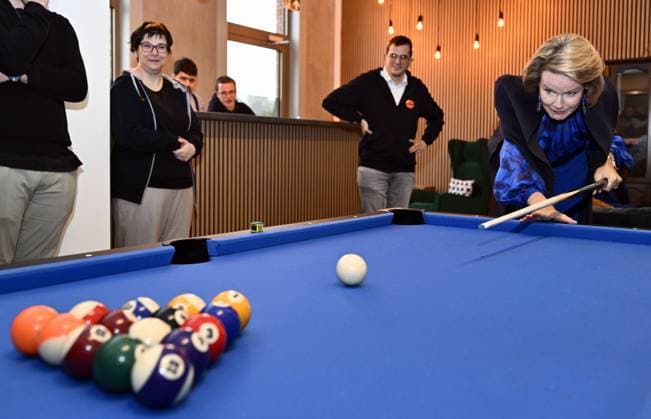 Entertainment Themen der Woche KW42 Entertainment Bilder des Tages Queen Mathilde of Belgium plays pool during a visit to the Prikkelarm Jeugdhuis (Low-stimulus Youth Centre), a meeting place for people with (or without) autism spectrum disorder (ASD), in Hasselt, Friday 18 October 2024. The youth centre is supported by the Queen Mathilde Fund (KMF) in the context of the project call I SEE IDEA I DO.  ERICxLALMAND 102852838