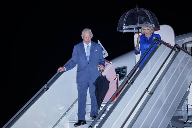 Entertainment Themen der Woche KW42 Entertainment Bilder des Tages ROYALS AUSTRALIAN VISIT, King Charles III and Queen Camilla arrive at Sydney International Airport in Sydney, Friday, October 18, 2024. King Charles III and Queen Camilla are visiting Australia from 18 October to 23 October and will visit Sydney and Canberra. ( NO ARCHIVING, EDITORIAL USE ONLY, NO USE IN BOOKS WITHOUT CONSENT SYDNEY NSW AUSTRALIA  Copyright: xBROOKxMITCHELLx 20241018162542504685