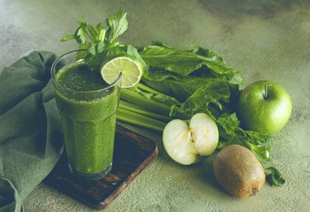 Glas, mit grünem Smoothie, Sellerie und Spinat, Apfel und Kiwi, Gurke, mit Zutaten auf dem Tisch, Gemüse Smoothie, Frühstück, selbstgemacht, ohne Menschen Glass, with green smoothie, celery and spinach, apple and kiwi, cucumber, with ingredients on the table, vegetable smoothie, breakfast, homemade, no people Copyright: imageBROKER GalinaxDidebashvili ibxgai11577517.jpg