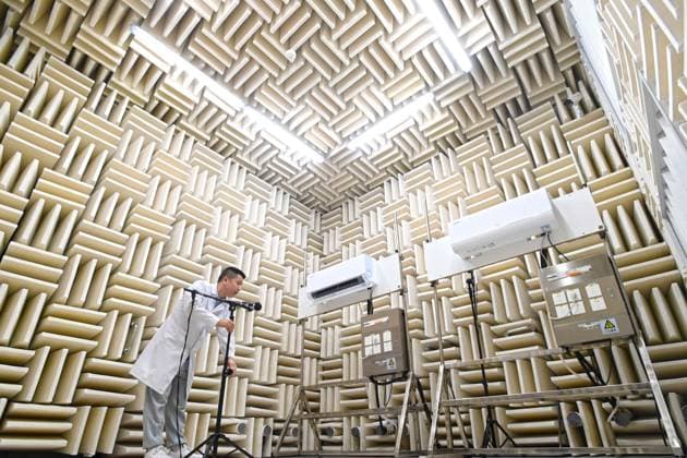 China Home Appliances Manufacturing A worker conducts noise test on the products at a plant of air conditioners in Wuhan city in central China s Hubei province Wednesday, Oct. 16, 2024., Credit:SHEPHERD ZHOU Avalon CHINA, HUBEI, WUHAN  Copyright: xSHEPHERDxZHOUx xAvalonx 0922967613