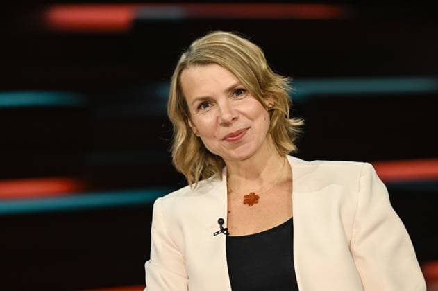 Helene Bubrowski (Journalistin) 02 24 her Helene Bubrowski am 16. Oktober 2024 in Markus Lanz , ZDF TV Fernsehen Talkshow Talk Show Deutschlan‹‹d ‹deutsch deutsche Frau Journalismus Juristin german female journalist journalism quer Porträt lächelnd verschmitzt *** Helene Bubrowski Journalist 02 24 her Helene Bubrowski on October 16, 2024 in Markus Lanz , ZDF TV Fernsehen Talkshow Talk Show Deutschland deutsch deutsche Frau Journalismus Juristin german female journalist journalism quer portrait smiling mischievous