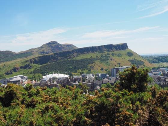 Arthur s Seat im Holyrood Park vom Calton Hill in Edinburgh, UK aus gesehen 1129214533