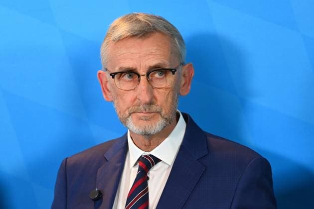 Armin SCHUSTER (Innenminister Sachsen), Einzelbild,angeschnittenes Einzelmotiv,Portraet,Portrait,Porträt. Pressekonferenz im Anschluss an das Spitzengespraech zu Gewalt im Fussball: Mitglieder der Sport- und Innenministerkonferenz treffen Vertreter von DFL und DFB am 18.10.2024 in Muenchen.