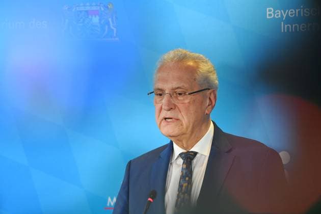 Joachim HERRMANN (Innenminister Bayern), Einzelbild,angeschnittenes Einzelmotiv,Portraet,Portrait,Porträt. Pressekonferenz im Anschluss an das Spitzengespraech zu Gewalt im Fussball: Mitglieder der Sport- und Innenministerkonferenz treffen Vertreter von DFL und DFB am 18.10.2024 in Muenchen.