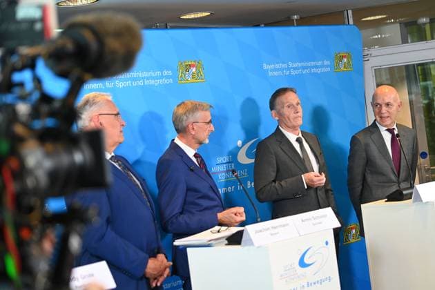 v.li:Joachim HERRMANN (Innenminister Bayern),Armin SCHUSTER (Innenminister Sachsen), FL-Aufsichtsratschef Hans-Joachim Watzke, Bernd NEUENDORF (DFB Praesident). Pressekonferenz im Anschluss an das Spitzengespraech zu Gewalt im Fussball: Mitglieder der Sport- und Innenministerkonferenz treffen Vertreter von DFL und DFB am 18.10.2024 in Muenchen.