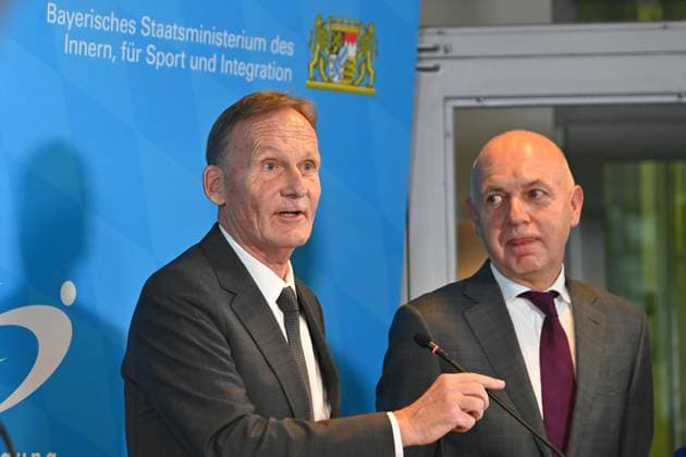 v.li:DFL-Aufsichtsratschef Hans-Joachim Watzke, Bernd NEUENDORF (DFB Praesident), Pressekonferenz im Anschluss an das Spitzengespraech zu Gewalt im Fussball: Mitglieder der Sport- und Innenministerkonferenz treffen Vertreter von DFL und DFB am 18.10.2024 in Muenchen.