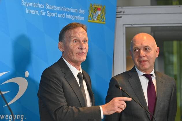 v.li:DFL-Aufsichtsratschef Hans-Joachim Watzke, Bernd NEUENDORF (DFB Praesident), Pressekonferenz im Anschluss an das Spitzengespraech zu Gewalt im Fussball: Mitglieder der Sport- und Innenministerkonferenz treffen Vertreter von DFL und DFB am 18.10.2024 in Muenchen.