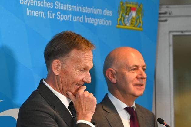 v.li:DFL-Aufsichtsratschef Hans-Joachim Watzke, Bernd NEUENDORF (DFB Praesident), Pressekonferenz im Anschluss an das Spitzengespraech zu Gewalt im Fussball: Mitglieder der Sport- und Innenministerkonferenz treffen Vertreter von DFL und DFB am 18.10.2024 in Muenchen.