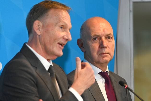 v.li:DFL-Aufsichtsratschef Hans-Joachim Watzke, Bernd NEUENDORF (DFB Praesident), Pressekonferenz im Anschluss an das Spitzengespraech zu Gewalt im Fussball: Mitglieder der Sport- und Innenministerkonferenz treffen Vertreter von DFL und DFB am 18.10.2024 in Muenchen.