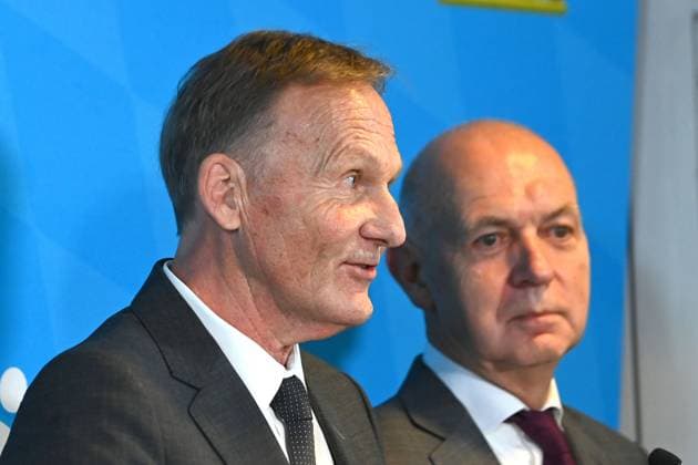 v.li:DFL-Aufsichtsratschef Hans-Joachim Watzke, Bernd NEUENDORF (DFB Praesident), Pressekonferenz im Anschluss an das Spitzengespraech zu Gewalt im Fussball: Mitglieder der Sport- und Innenministerkonferenz treffen Vertreter von DFL und DFB am 18.10.2024 in Muenchen.
