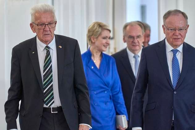 Wilfried Kretschmann, Manuela Schwesig, Reiner Haseloff und Stephan Weil bei der Verleihung der Sonderstufe des Großkreuzes des Verdienstordens der Bundesrepublik Deutschland an Präsident Biden für dessen Einsatz für die deutsch-amerikanische Freundschaft und die transatlantische Partnerschaft im Schloss Bellevue. Berlin, 18.10.204