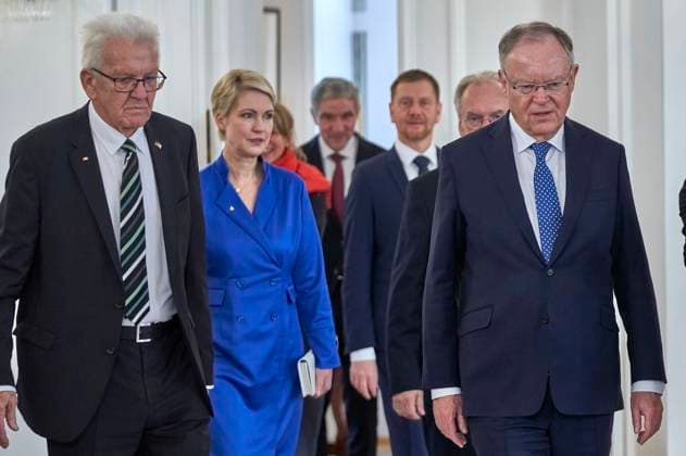 Wilfried Kretschmann, Manuela Schwesig und Stephan Weil bei der Verleihung der Sonderstufe des Großkreuzes des Verdienstordens der Bundesrepublik Deutschland an Präsident Biden für dessen Einsatz für die deutsch-amerikanische Freundschaft und die transatlantische Partnerschaft im Schloss Bellevue. Berlin, 18.10.204