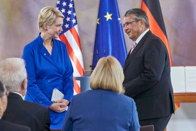 Manuela Schwesig und Sigmar Gabriel bei der Verleihung der Sonderstufe des Großkreuzes des Verdienstordens der Bundesrepublik Deutschland an Präsident Biden für dessen Einsatz für die deutsch-amerikanische Freundschaft und die transatlantische Partnerschaft im Schloss Bellevue. Berlin, 18.10.204