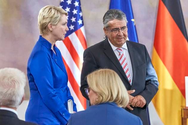 Manuela Schwesig und Sigmar Gabriel bei der Verleihung der Sonderstufe des Großkreuzes des Verdienstordens der Bundesrepublik Deutschland an Präsident Biden für dessen Einsatz für die deutsch-amerikanische Freundschaft und die transatlantische Partnerschaft im Schloss Bellevue. Berlin, 18.10.204