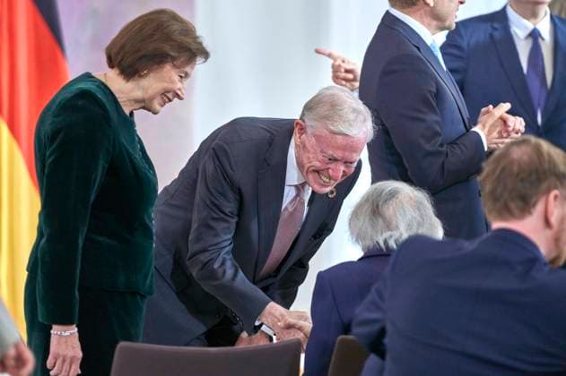 Horst Köhler mit Ehefrau Eva-Luise Köhler bei der Verleihung der Sonderstufe des Großkreuzes des Verdienstordens der Bundesrepublik Deutschland an Präsident Biden für dessen Einsatz für die deutsch-amerikanische Freundschaft und die transatlantische Partnerschaft im Schloss Bellevue. Berlin, 18.10.204
