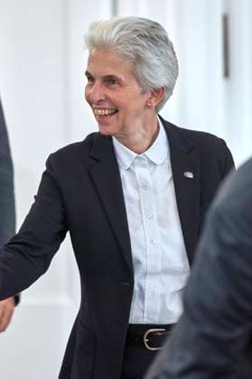 Marie-Agnes Strack-Zimmermann bei der Verleihung der Sonderstufe des Großkreuzes des Verdienstordens der Bundesrepublik Deutschland an Präsident Biden für dessen Einsatz für die deutsch-amerikanische Freundschaft und die transatlantische Partnerschaft im Schloss Bellevue. Berlin, 18.10.204