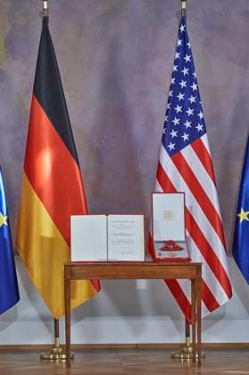 Verleihung der Sonderstufe des Großkreuzes des Verdienstordens der Bundesrepublik Deutschland an Präsident Biden für dessen Einsatz für die deutsch-amerikanische Freundschaft und die transatlantische Partnerschaft im Schloss Bellevue. Berlin, 18.10.204