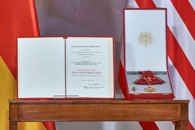 Verleihung der Sonderstufe des Großkreuzes des Verdienstordens der Bundesrepublik Deutschland an Präsident Biden für dessen Einsatz für die deutsch-amerikanische Freundschaft und die transatlantische Partnerschaft im Schloss Bellevue. Berlin, 18.10.204