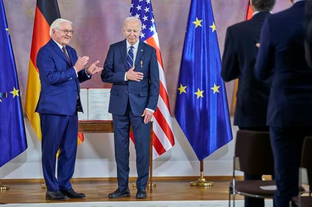 Frank-Walter Steinmeier und Joe Biden bei der Verleihung der Sonderstufe des Großkreuzes des Verdienstordens der Bundesrepublik Deutschland an Präsident Biden für dessen Einsatz für die deutsch-amerikanische Freundschaft und die transatlantische Partnerschaft im Schloss Bellevue. Berlin, 18.10.204