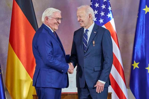 Frank-Walter Steinmeier und Joe Biden bei der Verleihung der Sonderstufe des Großkreuzes des Verdienstordens der Bundesrepublik Deutschland an Präsident Biden für dessen Einsatz für die deutsch-amerikanische Freundschaft und die transatlantische Partnerschaft im Schloss Bellevue. Berlin, 18.10.204